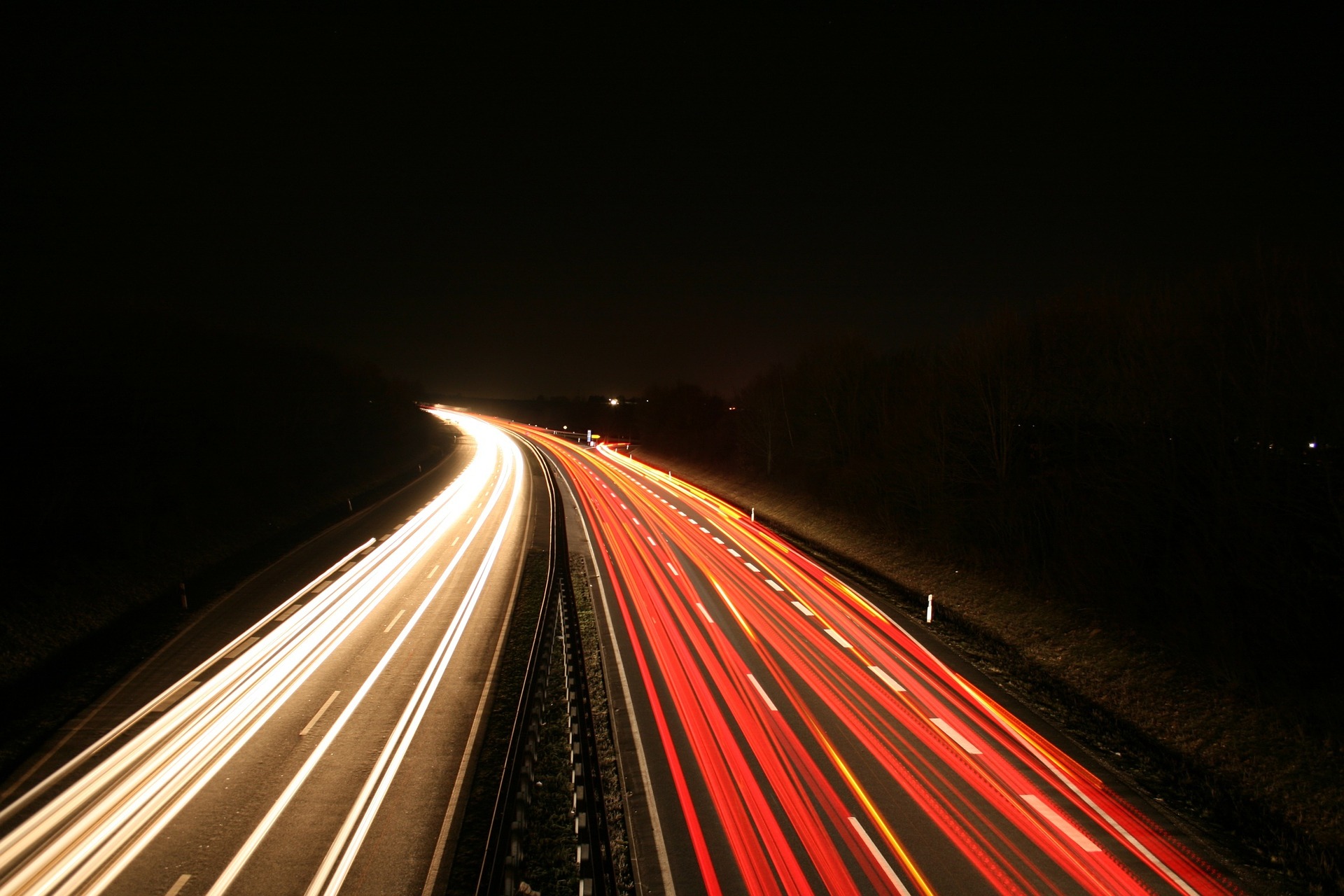 Fahrzeugbeleuchtung von Autos bei Nacht auf der Autobahn